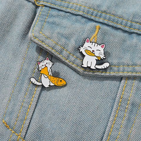 Korean Cat And Small Fish Cat Eating Alloy Paint Badge Wholesale