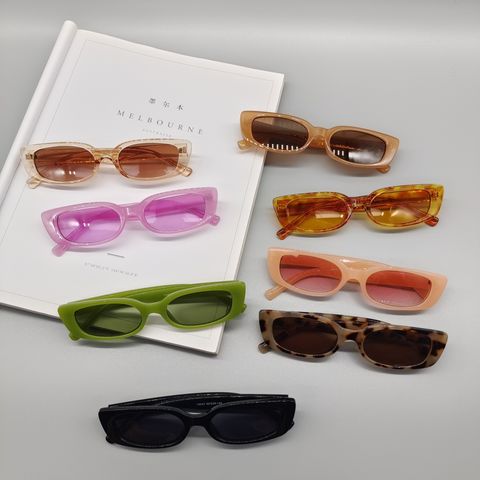 Mode Geometrische Transparente Einfarbige Quadratische V-förmige Sonnenbrille Großhandel
