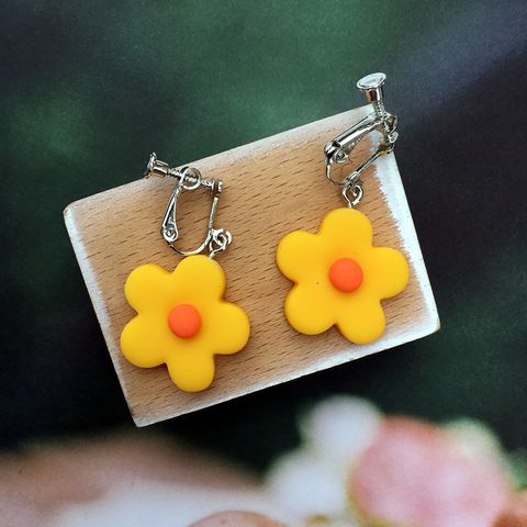 Simple Hit Color Small Flower Resin Earrings
