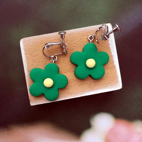 Simple Hit Color Small Flower Resin Earrings