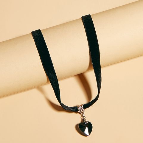 Fashion Crystal Heart-shaped Pendant Short Necklace