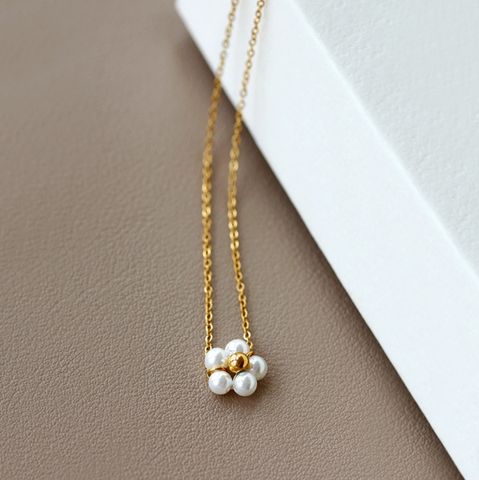 Retro Flower Titanium Steel Beaded Plating Artificial Pearls Pendant Necklace
