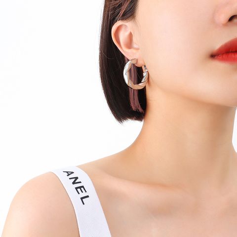 Mode Geschnitzte Hohle Ohrringe Titan Stahl Überzogen 18 Karat Echtgold Ohrringe Weiblich