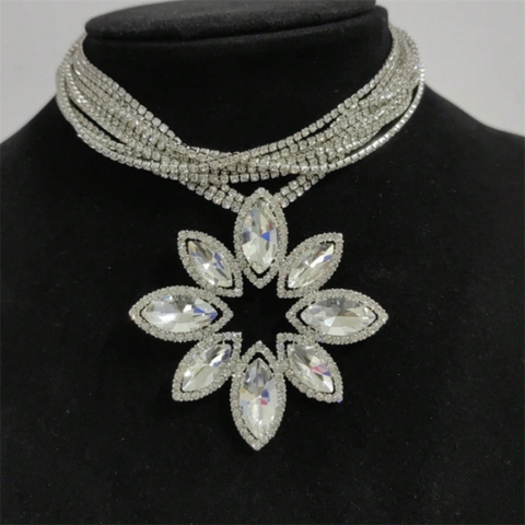 Retro French Style Flower Silver Plated Rhinestones Alloy Wholesale Pendant Necklace