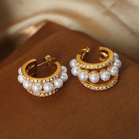 1 Paar Einfacher Stil Einfarbig Überzug Inlay Künstliche Perle Titan Stahl Künstliche Perlen Künstlicher Diamant 18 Karat Vergoldet Reif Ohrringe