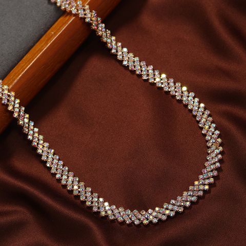 Casual Retro Brillante Geométrico Aleación Enchapado Embutido Diamantes De Imitación Chapado En Oro Mujeres Collar