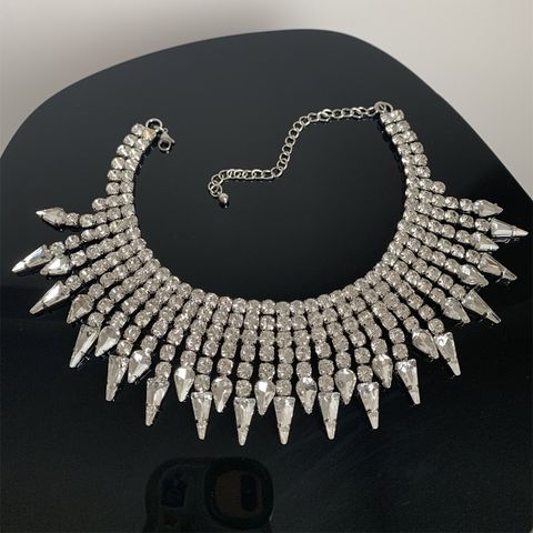 Estilo Vintage Lujoso Color Sólido Aleación Enchapado Embutido Diamantes De Imitación Chapado En Oro Plateado Mujeres Collar Colgante