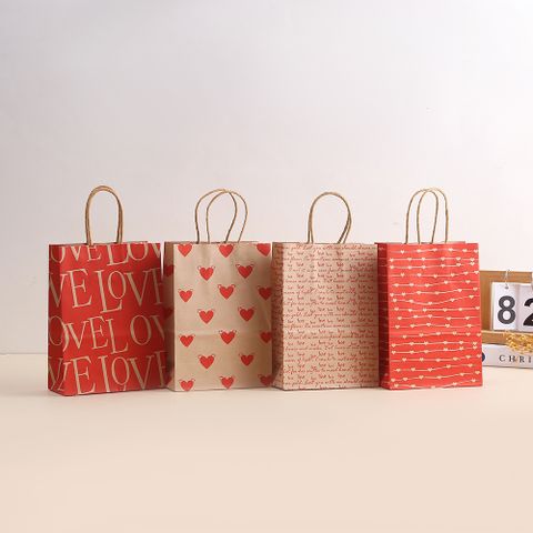 Valentinstag Moderner Stil Herzform Kraftpapier Gruppe Straße Geschenk Taschen