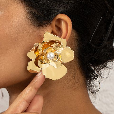 1 Pair Elegant Glam Lady Flower Plating Inlay Ferroalloy Artificial Pearls 14k Gold Plated Ear Studs