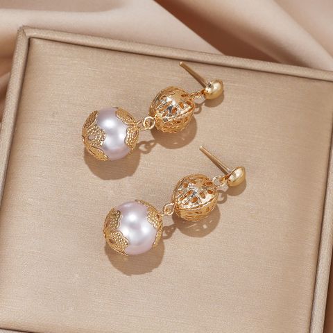 1 Paar Romantisch Strand Einfacher Stil Ball Überzug Aushöhlen Inlay Metall Künstliche Perlen 18 Karat Vergoldet Tropfenohrringe
