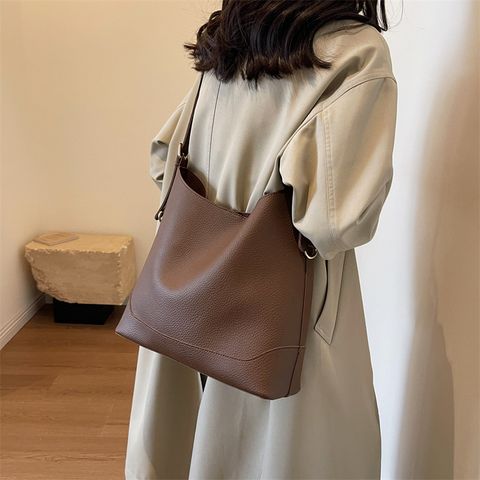 Women's Pu Leather Solid Color Basic Classic Style Streetwear Sewing Thread Square Magnetic Buckle Tote Bag