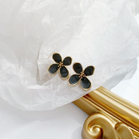 1 Pair Elegant Flower Alloy Gold Plated Ear Studs