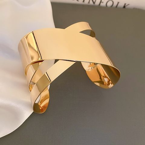 Exaggerated Solid Color Iron Women's Bangle