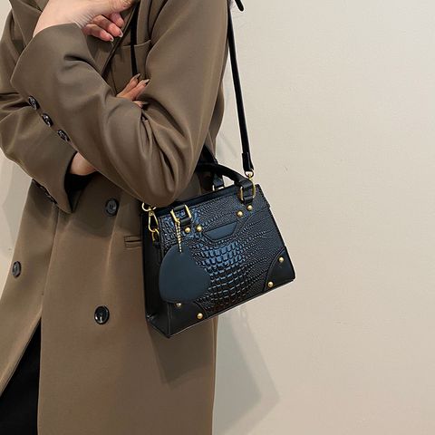 Women's Pu Leather Crocodile Vintage Style Classic Style Streetwear Ornament Sewing Thread Square Zipper Shoulder Bag Handbag Crossbody Bag