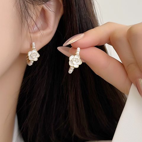 1 Pair Elegant Sweet Flower Beaded Artificial Pearl Alloy Gold Plated Earrings