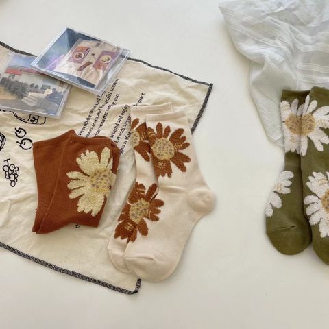 Women's Retro Flower Cotton Jacquard Crew Socks A Pair