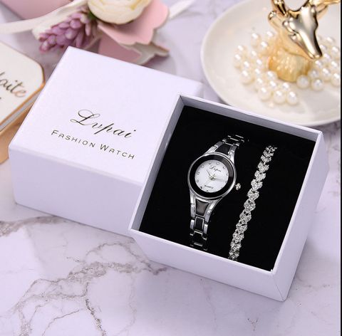 Moda Letra Hebilla De Herradura Cuarzo Relojes De Mujer