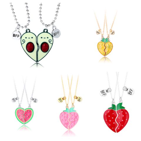 Estilo De Dibujos Animados Lindo Fruta Forma De Corazón Aleación Enchapado Muchachas Collar Colgante