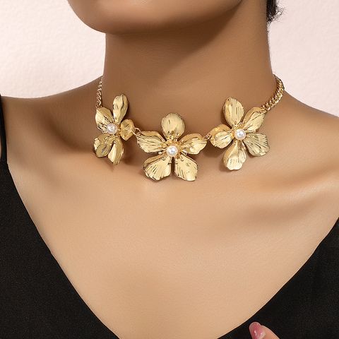 Simple Style Flower Gold Plated Alloy Wholesale Pendant Necklace