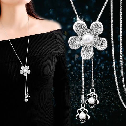 Elegante Estilo Simple Flor Aleación Cobre Enchapado Embutido Diamantes De Imitación Artificiales Perlas Artificiales Mujeres Cadena De Suéter Collar Largo