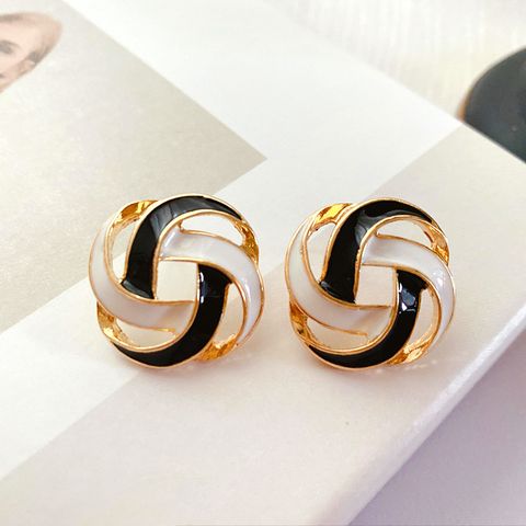 1 Pair Retro Geometric Plaid Alloy Enamel Hollow Out Women's Ear Studs