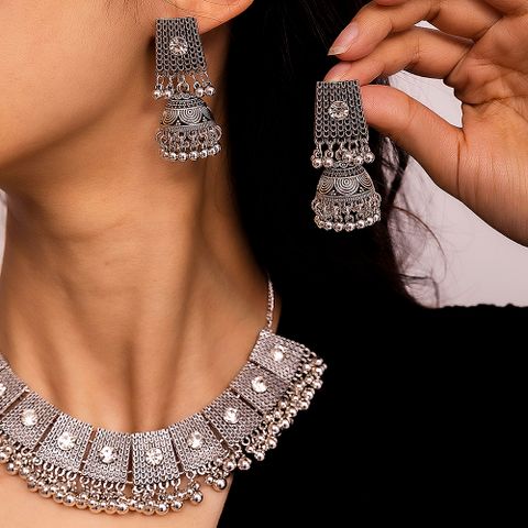 Retro Campana Metal Enchapado Embutido Diamante Artificial Plateado Mujeres Aretes Collar