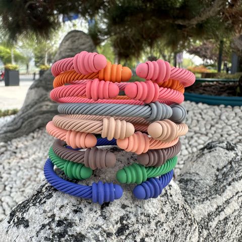 Einfacher Stil Einfarbig Spiralstreifen Metall Überzug Frau Manschettenarmbänder
