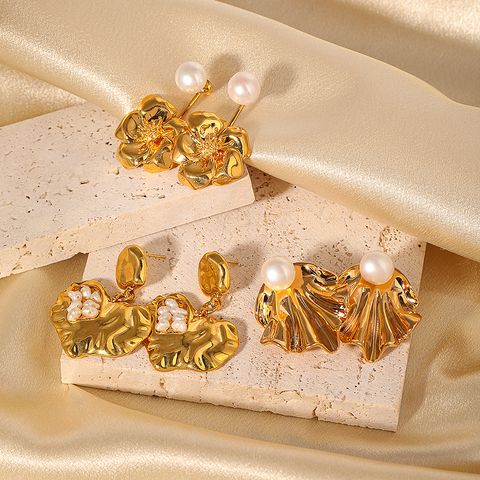 1 Par Glamour Clásico Forma De Corazón Flor Enchapado Embutido Cobre Perlas De Agua Dulce Chapado En Oro De 18 Quilates. Pendientes