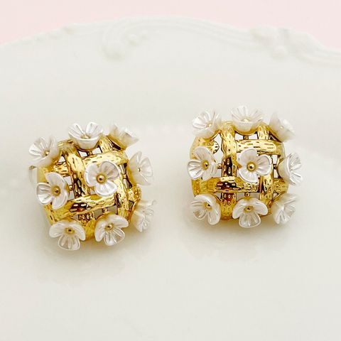 1 Pair Sweet Artistic Flower Polishing Plating 304 Stainless Steel Pearl Shell 14K Gold Plated Ear Studs