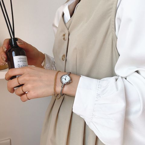 Elegant Simple Style Round Quartz Women's Watches