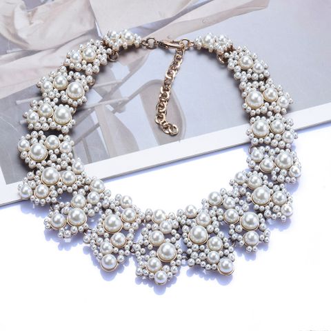 Elegant Retro Flower Alloy Plating Inlay Rhinestones Pearl Women's Necklace