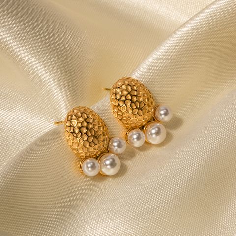 1 Pair Elegant Classic Style Oval Hammer Pattern Plating Inlay Stainless Steel Artificial Pearls 18k Gold Plated Earrings