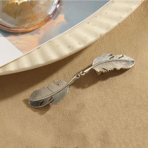 Hot Sale Feather Flower Alloy Sweater Clip Artistic Retro Distressed Fashionable All Match Jewelry Jewelry Clothing