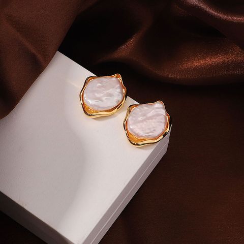 1 Pair Elegant Baroque Style Simple Style Irregular Plating Inlay Copper Pearl 18k Gold Plated Ear Studs