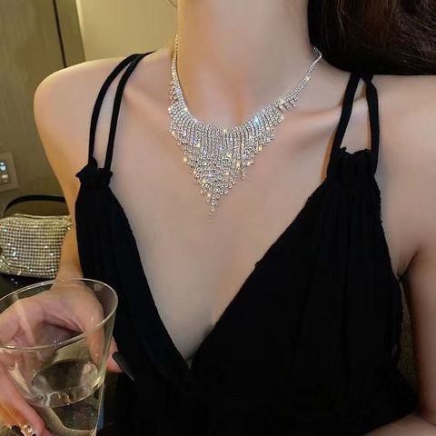 Elegante Lujoso Reina Borla Aleación Irregular Enchapado Embutido Diamantes De Imitación Plateado Mujeres Collar Gargantilla