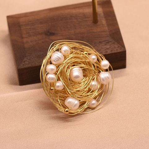 Elegant Retro Flower Alloy Plating Inlay Freshwater Pearl Women's Brooches 1 Piece