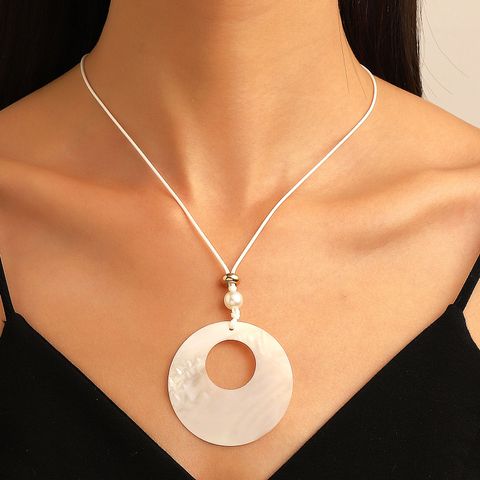 Classical Luxurious Simple Style Round Shell Women's Pendant Necklace