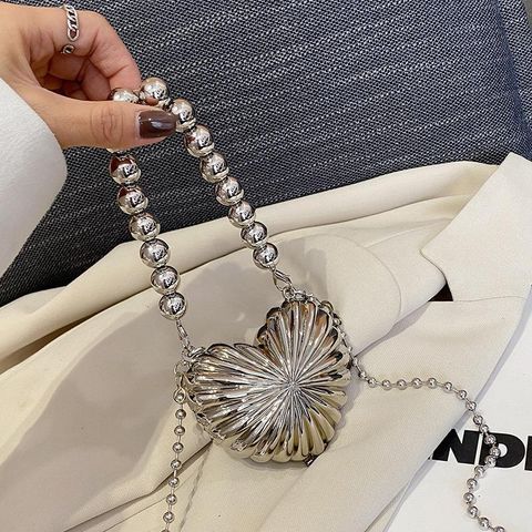 Women's Mini Metal Heart Shape Solid Color Streetwear Heart-shaped Magnetic Buckle Shoulder Bag Crossbody Bag Chain Bag