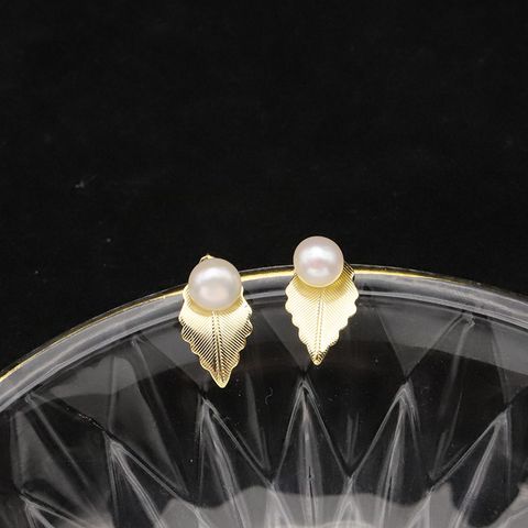 1 Pair Retro Leaf Plating Freshwater Pearl 18k Gold Plated Ear Studs