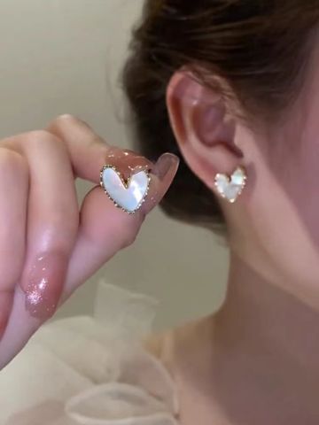 High-grade Natural Heart Shell Pearl Chain Fritillary Stud Earrings Fresh Set Simple Refined Grace Ornament