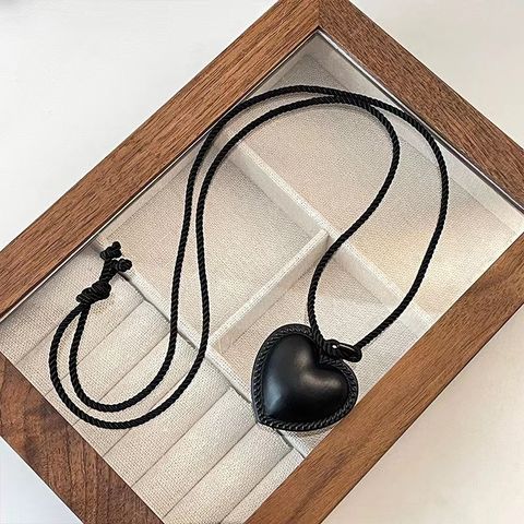Korean Online Red Blogger Fever Same Style Retro Black Leather Linen Lace Three-dimensional Love Fashionable Hot Girl Necklace