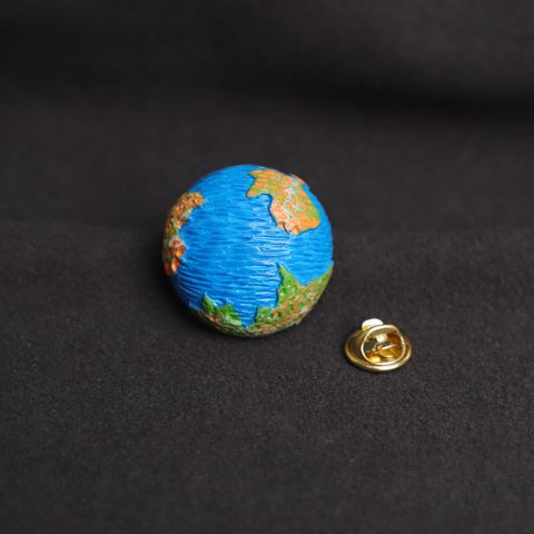 Casual Planet Resin Unisex Brooches
