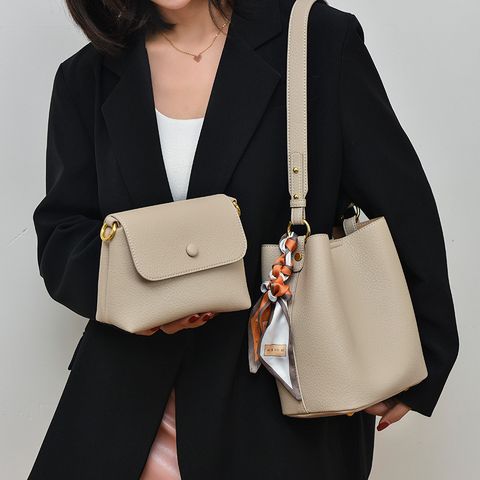 Women's Medium Leather Solid Color Vintage Style Classic Style Bucket Magnetic Buckle Shoulder Bag