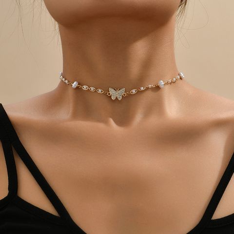 Elegante Estilo Simple Mariposa Aleación Enchapado Embutido Perlas Artificiales Diamantes De Imitación Mujeres Gargantilla