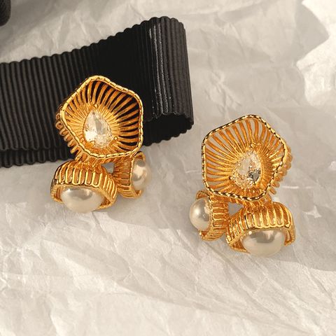 1 Pair IG Style Elegant Vintage Style Flower Three-dimensional Hollow Out Inlay Copper Artificial Pearls 18K Gold Plated Ear Studs