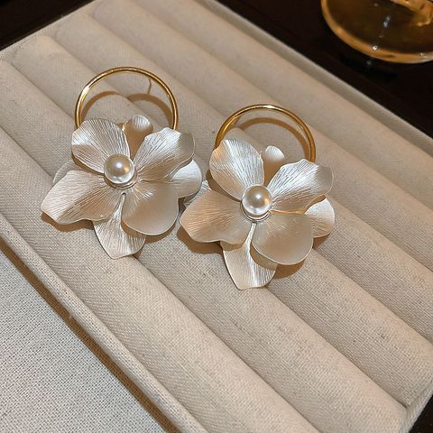 1 Pair Retro Simple Style Flower Inlay Alloy Pearl Drop Earrings