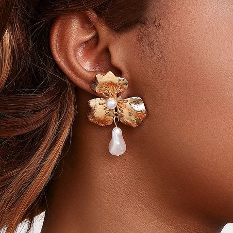 1 Paar Einfacher Stil Klassischer Stil Blütenblatt Inlay Zinklegierung Künstliche Perlen Tropfenohrringe