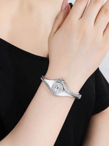 Elegant Modern Style Classic Style Round Opening Electronic Women's Watches