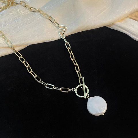 Elegant Baroque Style Geometric Alloy Freshwater Pearl Women's Pendant Necklace