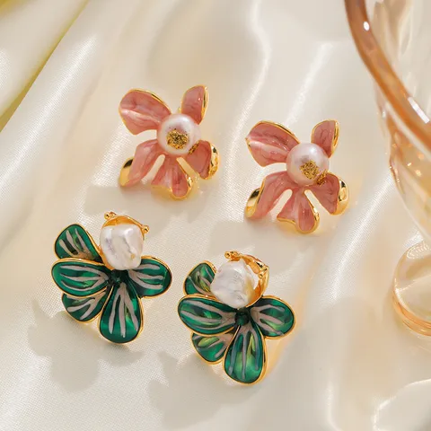 1 Par Estilo Moderno Estilo Clásico Estilo Coreano Flor Esmalte Embutido Cobre Perla Chapado En Oro Pendientes